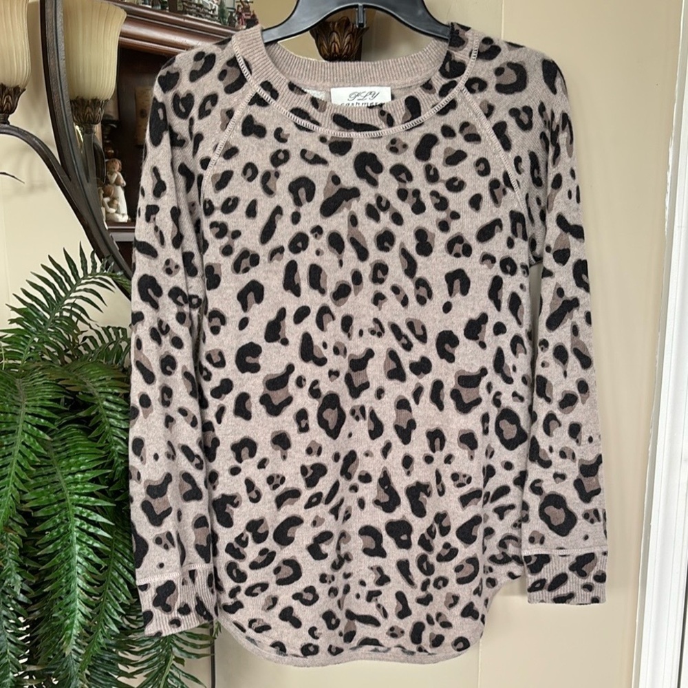PLY 100% Cashmere Leopard Print Long Sleeve Sweater Crewneck Pullover Curved Hem